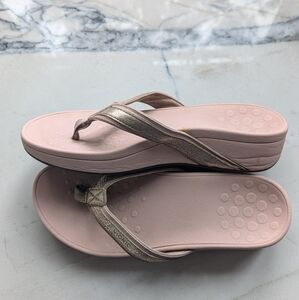 Vionic Tide flip flops, pink shine. Size 8.